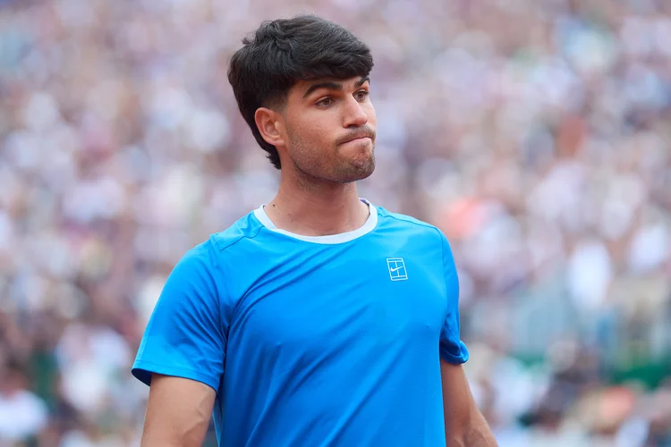 Carlos Alcaraz leva susto, vence Etcheverry e avança no Masters 1000