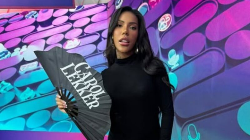 Carol Lekker é oficialmente contratada pelo SBT e se emociona ao receber crachá ao vivo