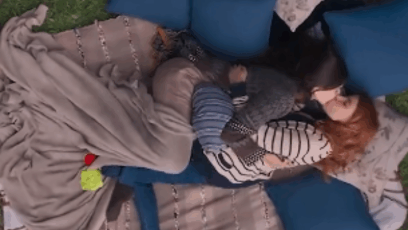 Casal gay de ‘Três Graças’ troca beijos na grama e público reage: ‘Delícia’