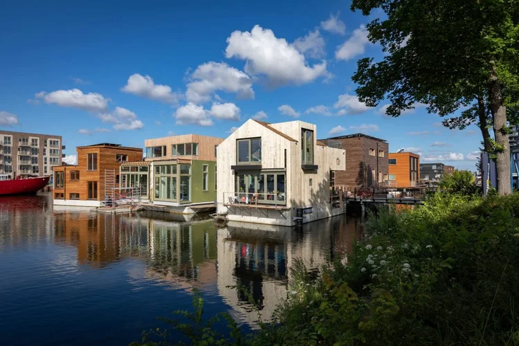 Casas flutuantes avançam na Holanda em meio a alta de preços e crise climática