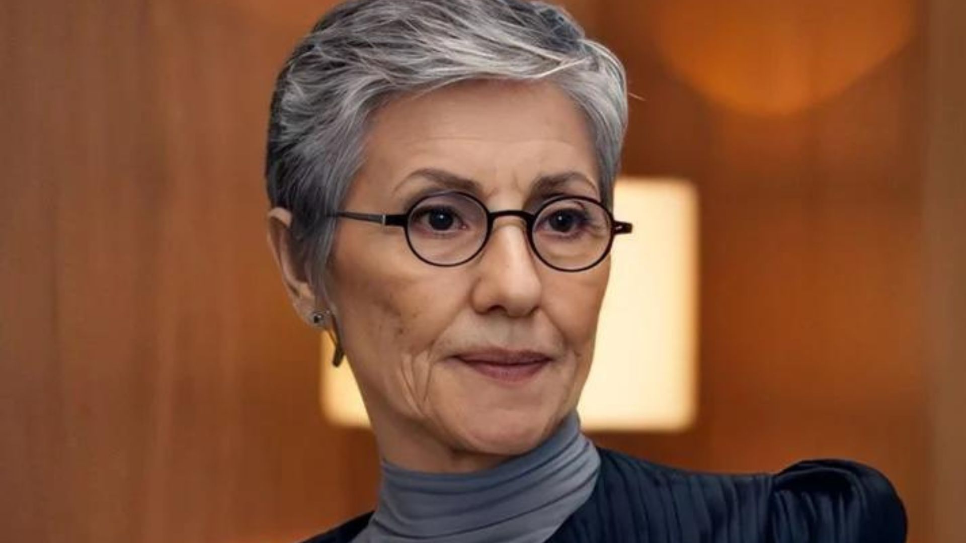 Cassia Kis é flagrada em shopping e ignora fãs: ‘Enlouqueceu’