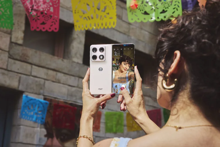 Celular dobrável da Motorola deve estrear Gorilla Glass Ceramic 3, proteção reforçada para quedas