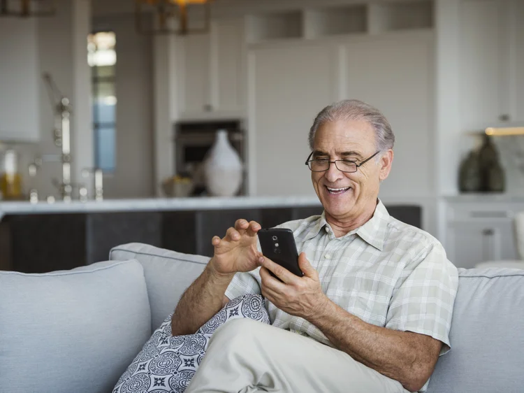 Celulares para idosos: veja os 5 melhores modelos em 2026