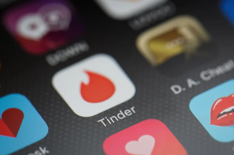 CEO do Tinder diz que apps de namoro 'intimidam' a Geração Z