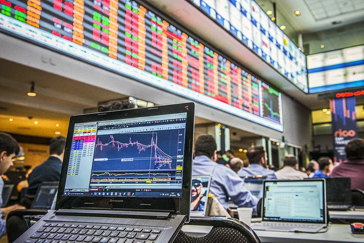 Cerco ao crime organizado pelos EUA impacta Ibovespa e dólar sobe