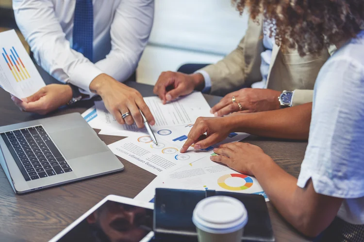 CFO brasileiro perde confiança e entra em 2026 na defensiva, diz estudo