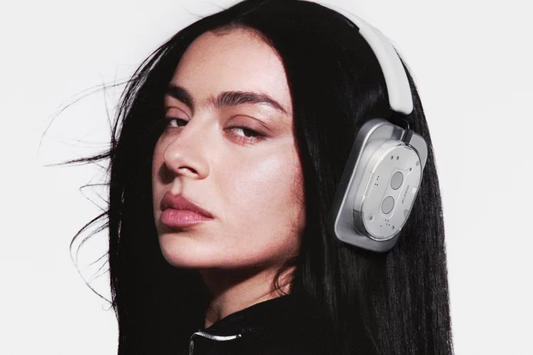 Charli XCX vira acionista da Nothing, empresa avaliada em US$ 1,3 bilhão
