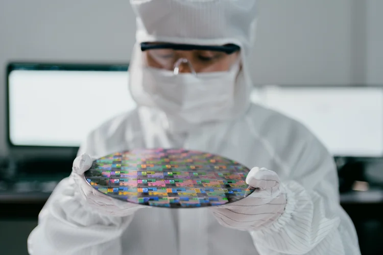 China amplia produção de chips para IA e quer quintuplicar capacidade até 2030