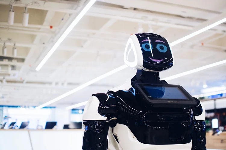 China avança em robôs humanoides com padrão nacional e aplicação crescente