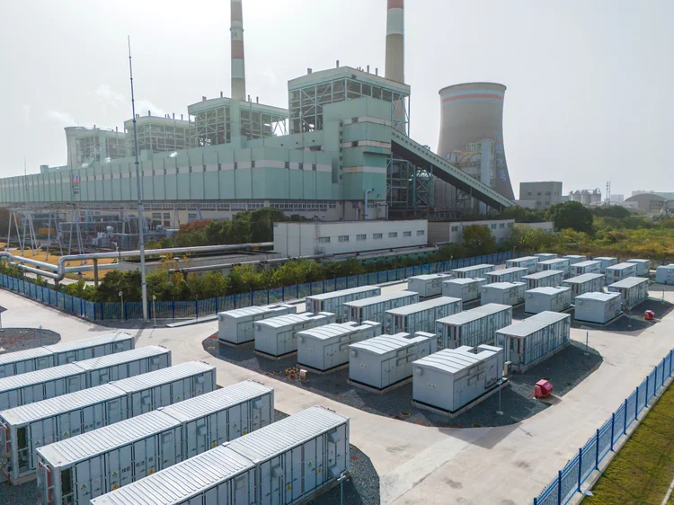 China cria bateria de ferro que dura milhares de ciclos e pode aposentar o lítio