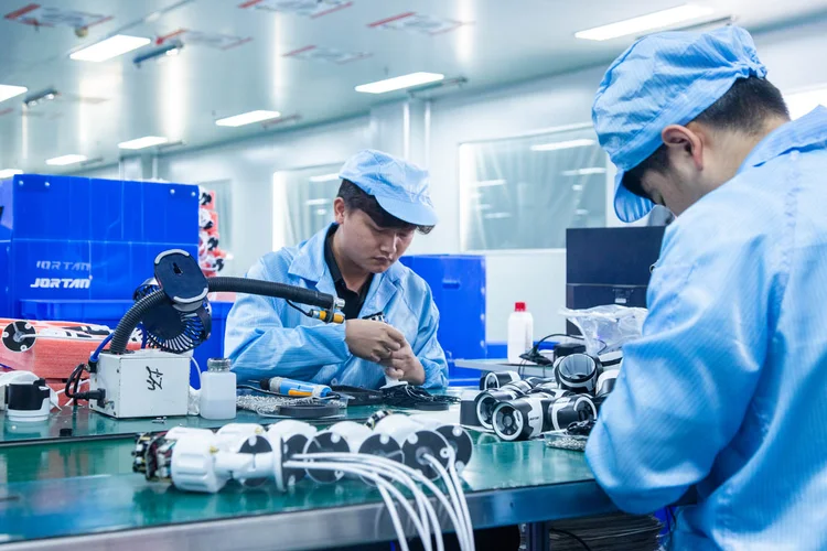 China cria plano para desempregados com diploma trabalharem em fábricas