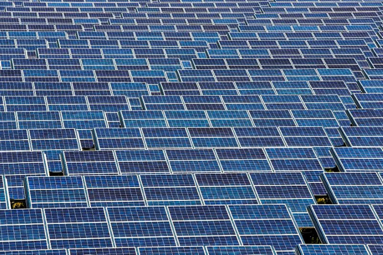 China ergue usina solar no teto do mundo em meio à crise energética global