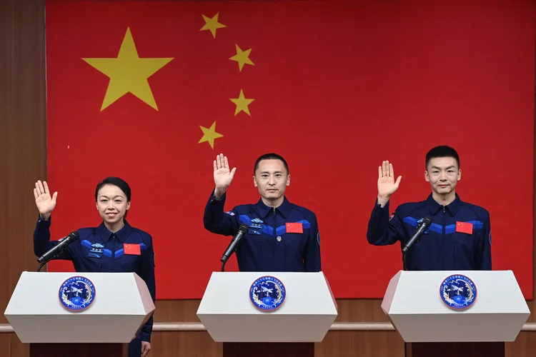 China inicia missão que manterá astronauta por um ano no espaço