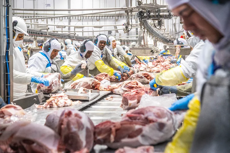 China libera três frigoríficos brasileiros para exportar carne