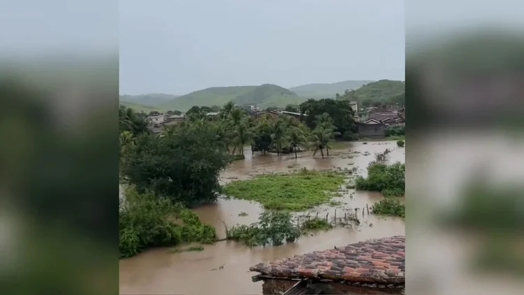 Chuvas em PE deixam mortos e colocam sete municípios em alerta; Defesa Civil é acionada