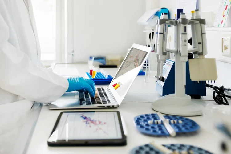 Ciência em campo: Bayer e USP criam programa que transforma pesquisadores em líderes de indústria