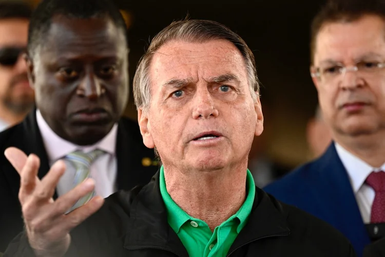 Cirurgia de Bolsonaro no ombro foi realizada sem intercorrências, diz boletim médico