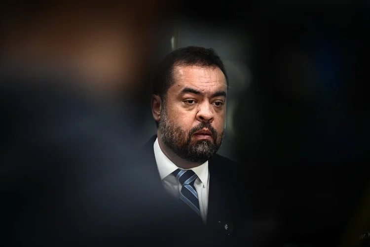 Cláudio Castro é alvo de nova operação da PF contra aportes no Banco Master