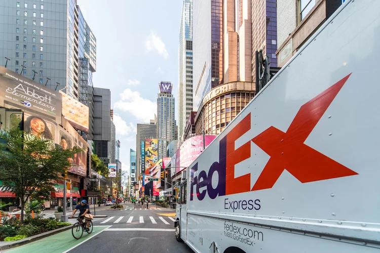 Clientes processam FedEx e UPS por taxas ligadas a tarifas de Trump