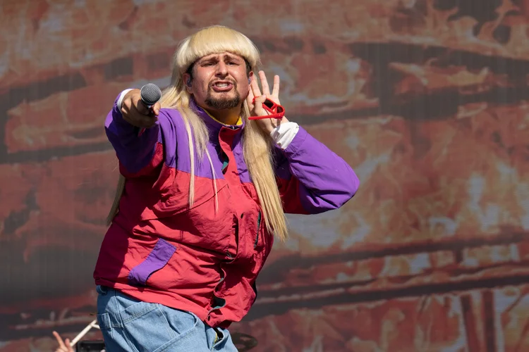 Clipe de Oliver Tree, lançado neste ano, traz letra sobre morte e cena com dois helicópteros