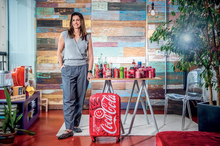 Coca-Cola pelo mundo: a inusitada coleção de Priscila Pellegrini