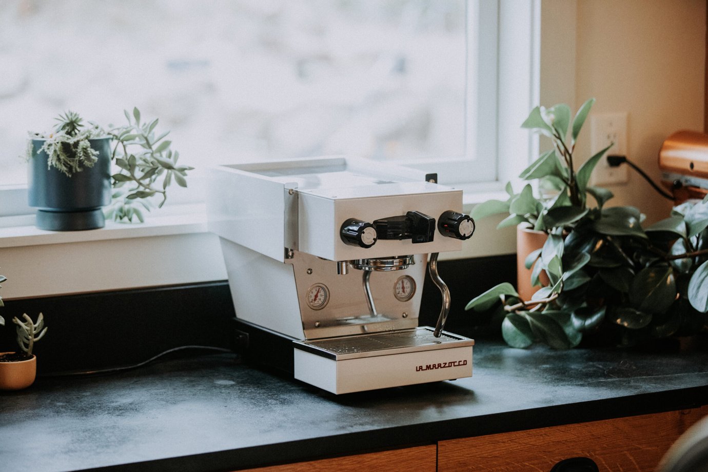 Coffee bar em casa: equipamentos premium indispensáveis no espaço