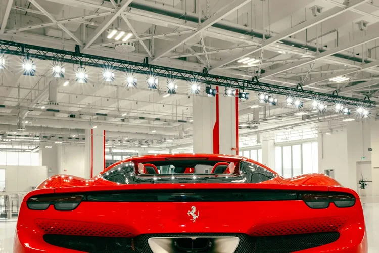 Com lucro acima do esperado, Ferrari aposta no elétrico