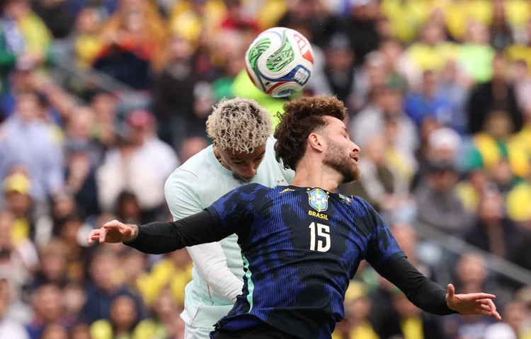 Com um a menos, França derrota Brasil por 2 a 1