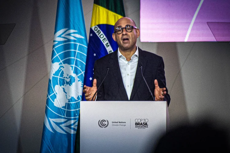 Combustíveis fósseis colocam 'pé na garganta' na economia, diz secretário da ONU