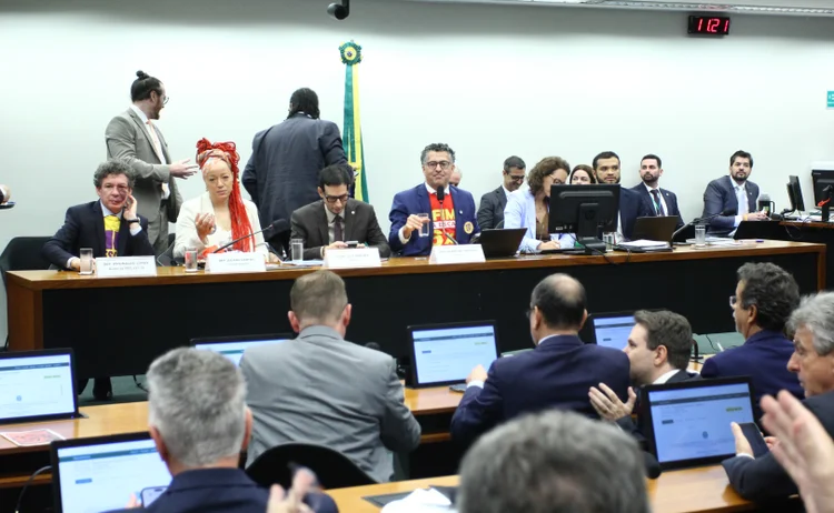 Comissão da Câmara aprova fim da escala 6x1 e redução de jornada para 40h