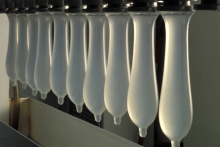 Como a Guerra no Irã está agravando uma escassez global de camisinhas