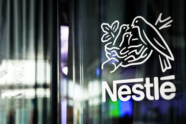 Como a Nestlé redesenha benefícios com telepsiquiatria e reformas fabris focadas na menopausa