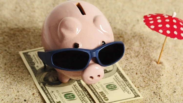 Como aproveitar a baixa do dólar e planejar uma viagem para o exterior?