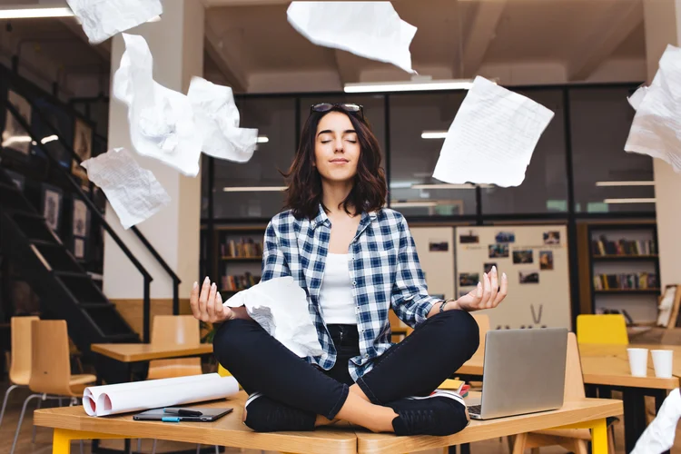 Como cinco perguntas no fim do expediente podem proteger sua saúde mental no trabalho