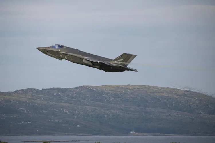 Como dados de caças F-35 foram parar em mercado underground da Rússia