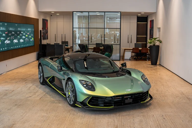 Como é o supercarro de R$ 14 milhões que a Aston Martin acaba de entregar no Brasil