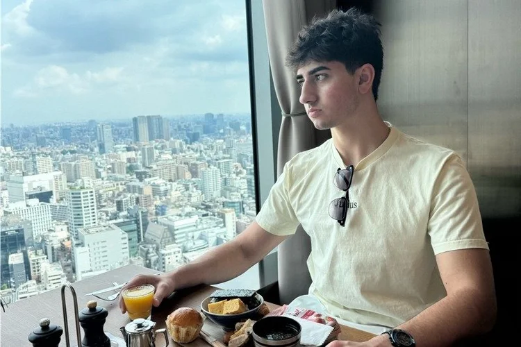 Como esse jovem de 19 anos transformou um app de IA em um negócio de US$ 40 milhões