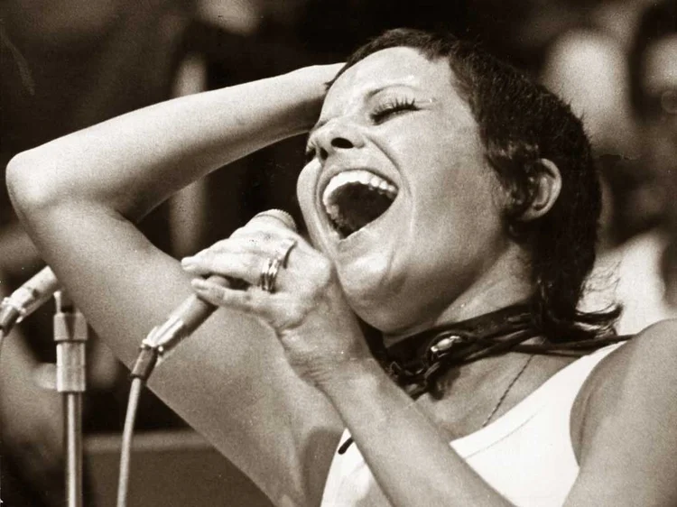 Como músicos estão usando IA para recuperar a voz de cantores mortos