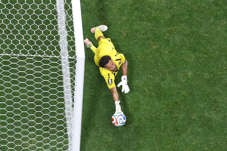 Como Vozinha pode lucrar com a fama conquistada na Copa do Mundo