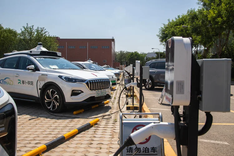 Conflito no Oriente Médio acelera corrida por carros elétricos em até 75%