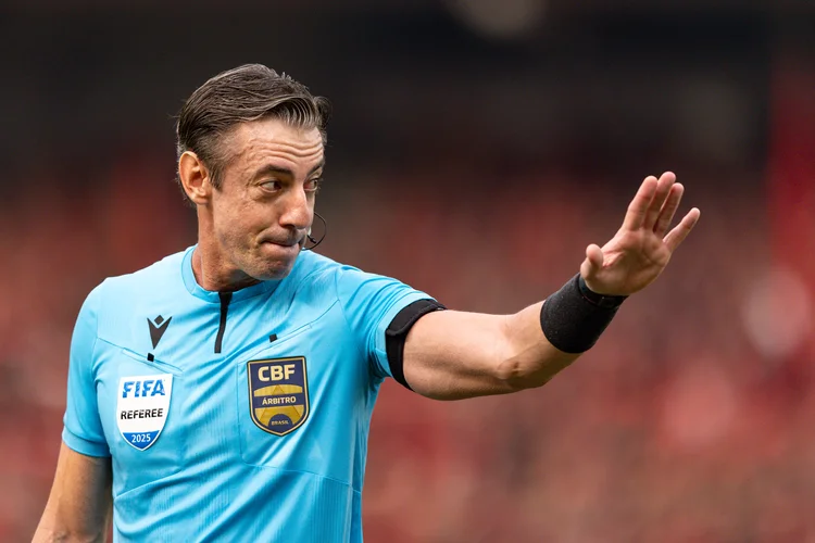 Copa do Mundo terá três árbitros brasileiros; veja quem são
