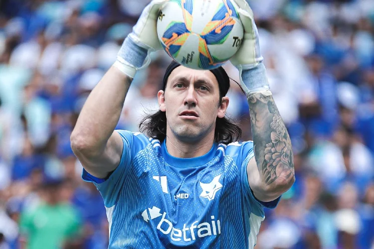 Cruzeiro perde para o Coritiba por 2 a 1 e segue sem pontuar no Brasileirão