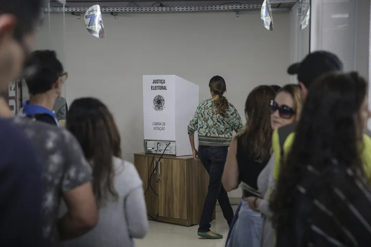 Da euforia ao desencanto: interesse de jovens por eleição no Brasil cai 20%