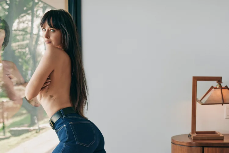 Dakota Johnson é o novo rosto da Calvin Klein; veja fotos