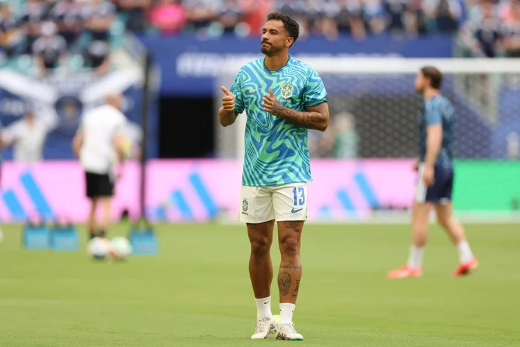 Danilo recebe cartão amarelo no duelo do Brasil contra o Japão na Copa do Mundo