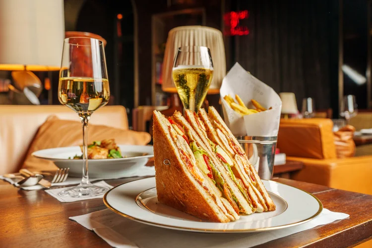 De bar a hotel cinco estrelas: por que restaurantes apostam no club sandwich
