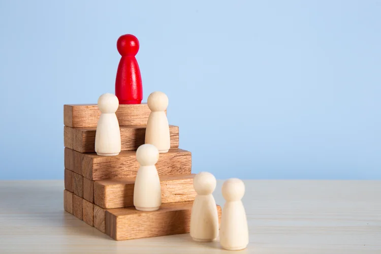 De colega a líder: como construir autoridade e influência