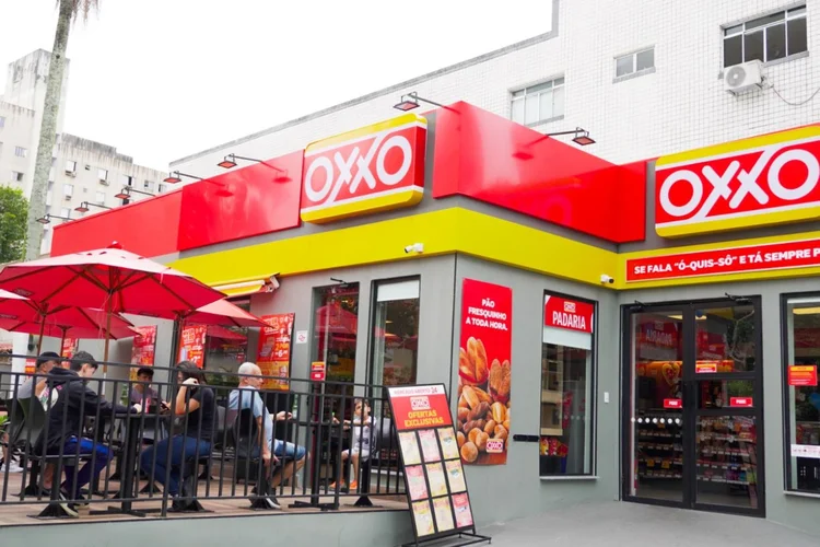 De figurinhas a cerveja gelada: Oxxo quer virar ponto de encontro na Copa