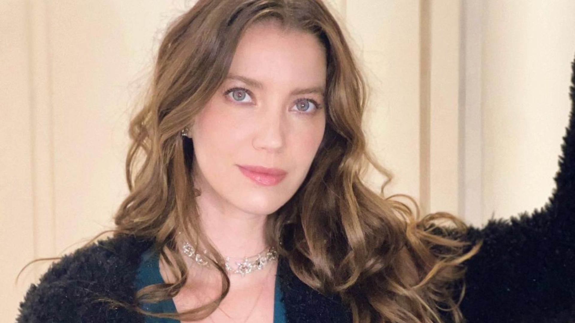 De sandália com meia, Nathalia Dill atrai olhares em evento: ‘Essa atriz’