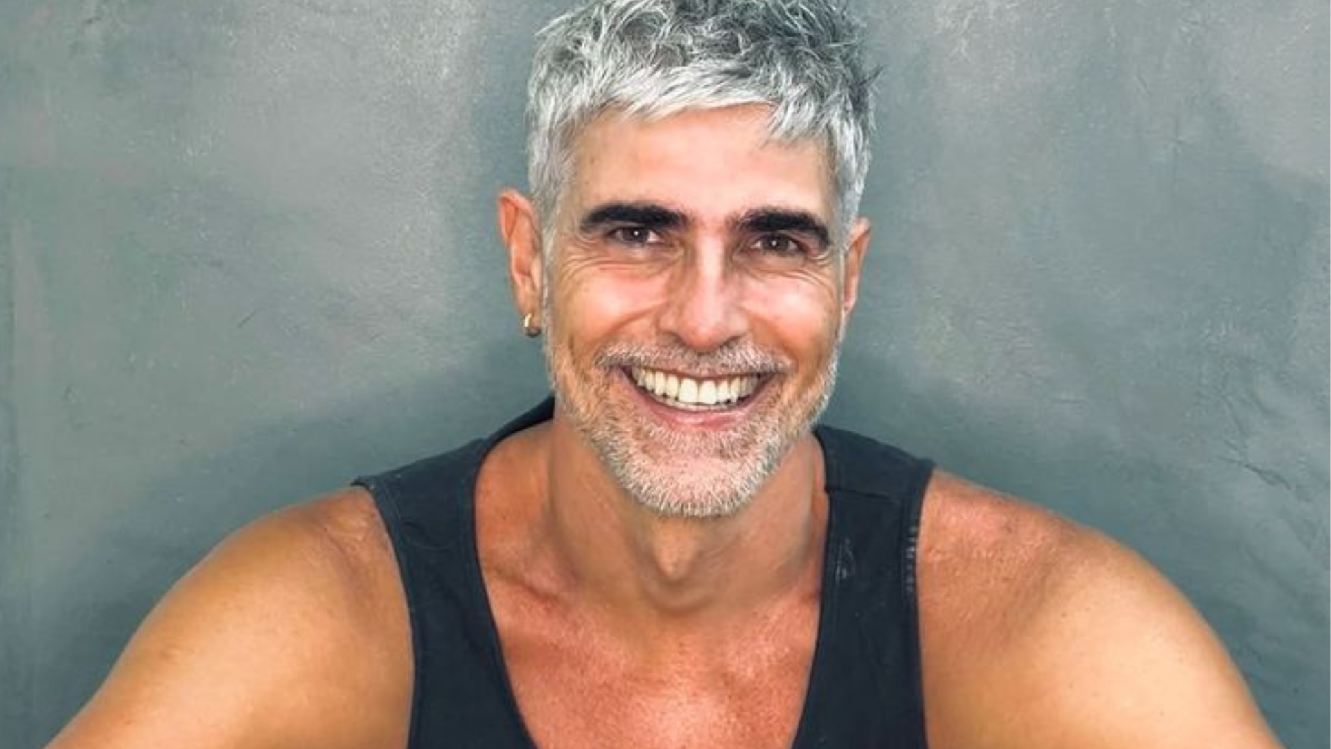 De sunga, Reynaldo Gianecchini causa alvoroço ao ser flagrado em praia do Rio: ‘Ele tá…’